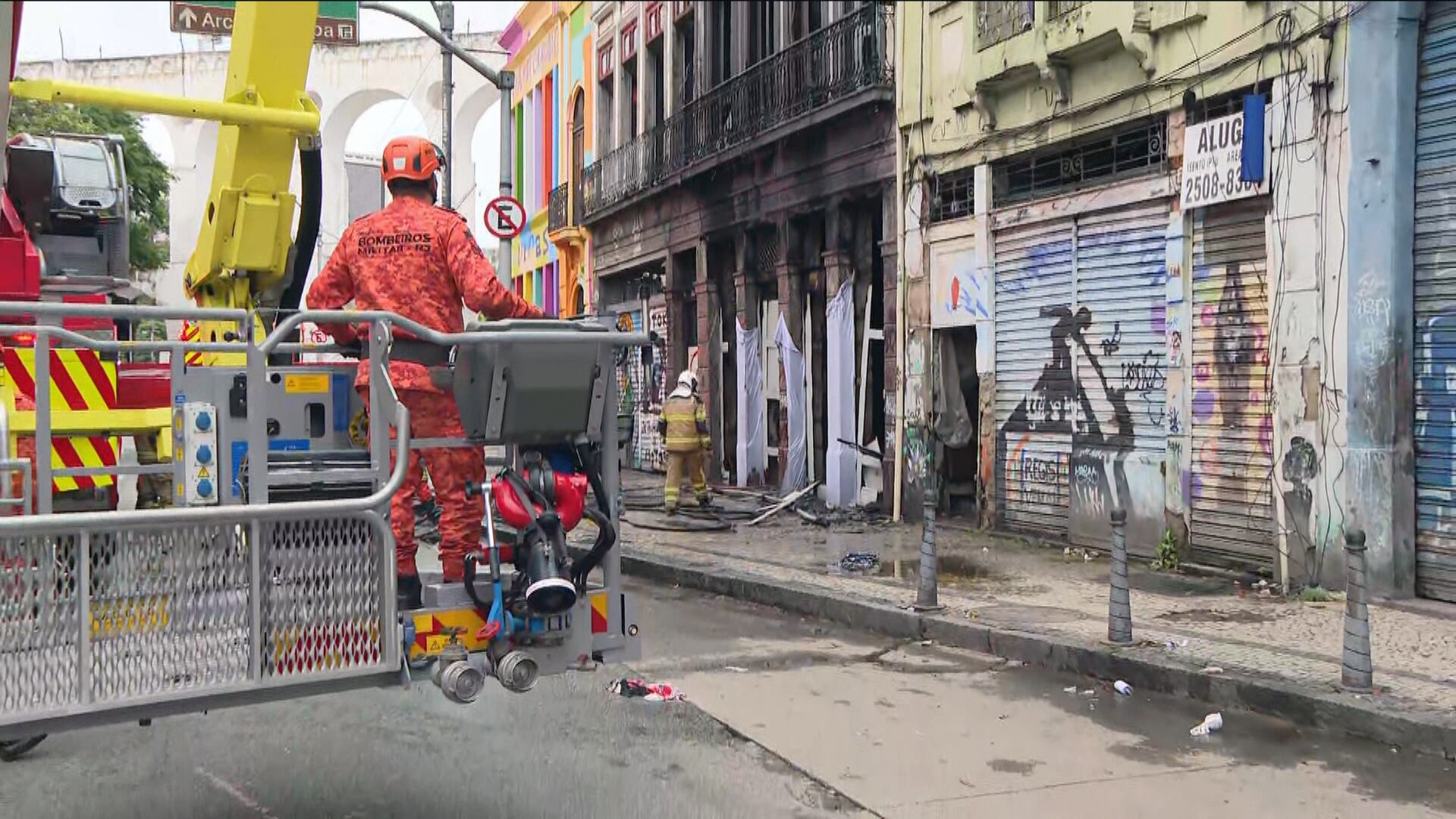 Incêndio atinge boate em casarão na Lapa e assusta moradores